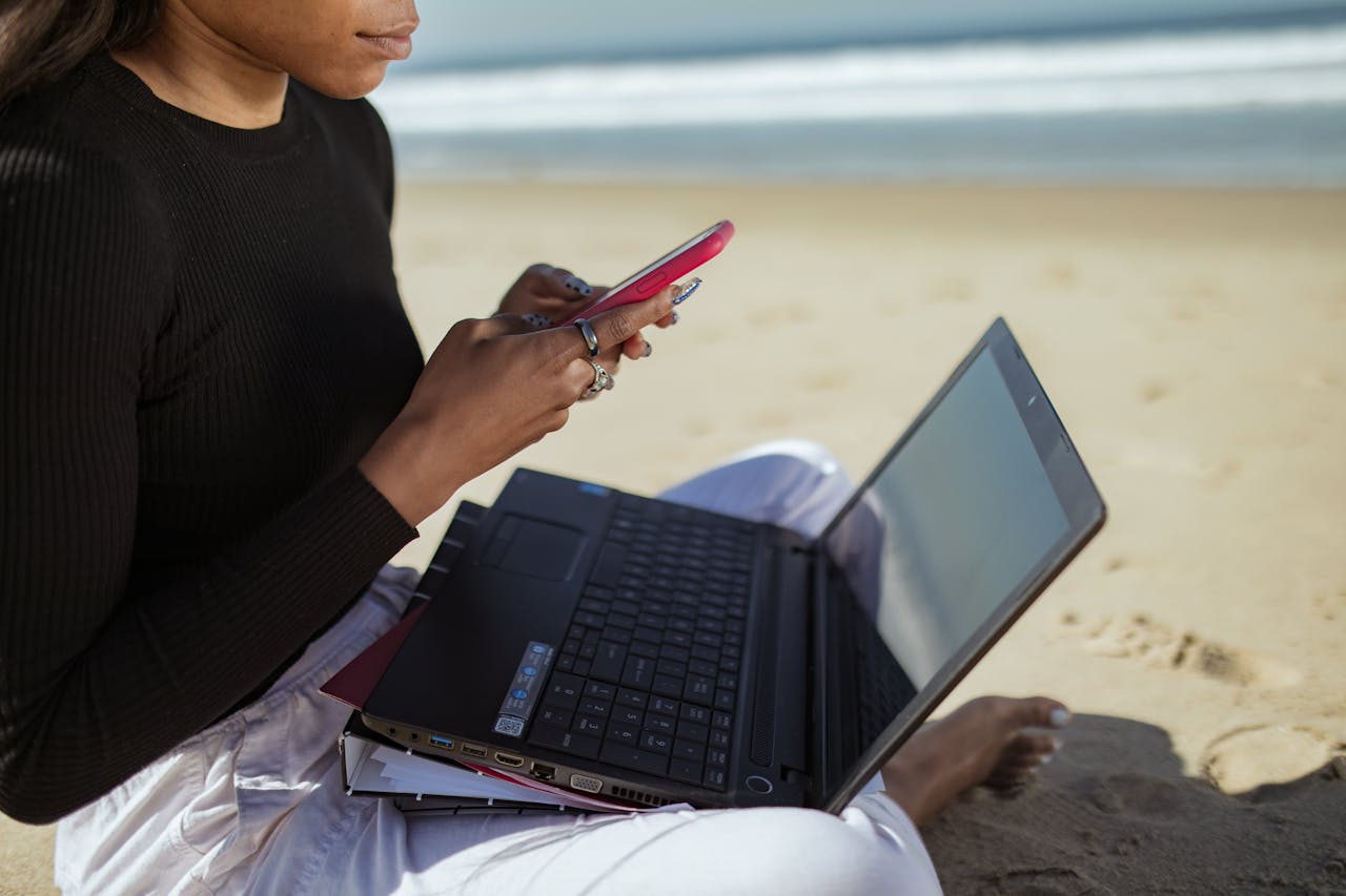 pexels-rdne-8052177 women laptop beach